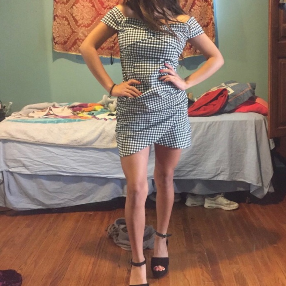 Cute gingham dress! Never worn!